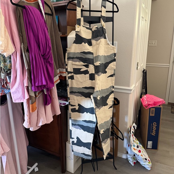 easel Pants - Stylish Camouflage Women's Jumpsuit